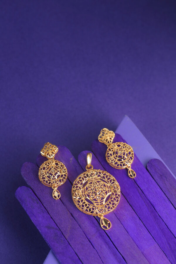 Al Thuraya Gold Pendant Set