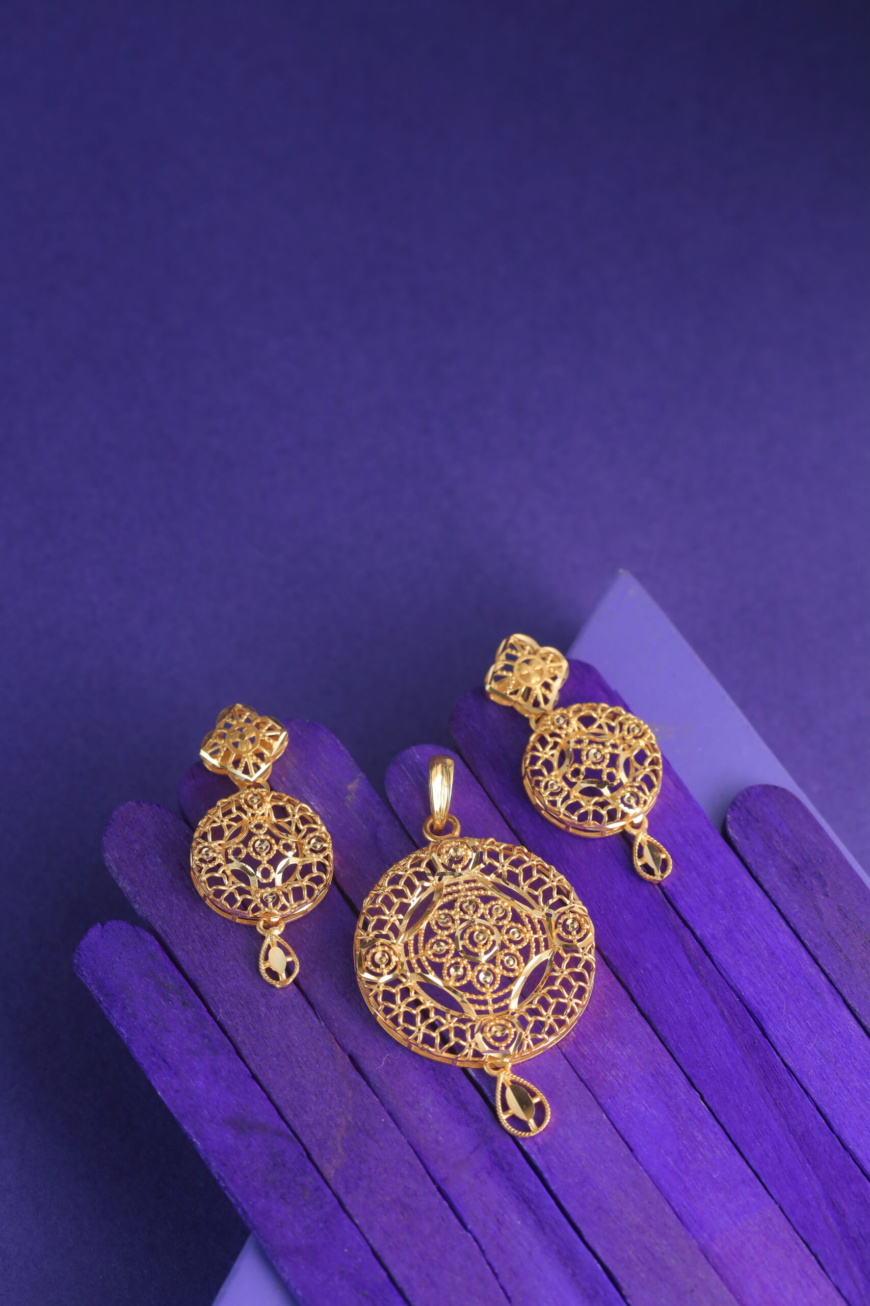 Al Thuraya Gold Pendant Set