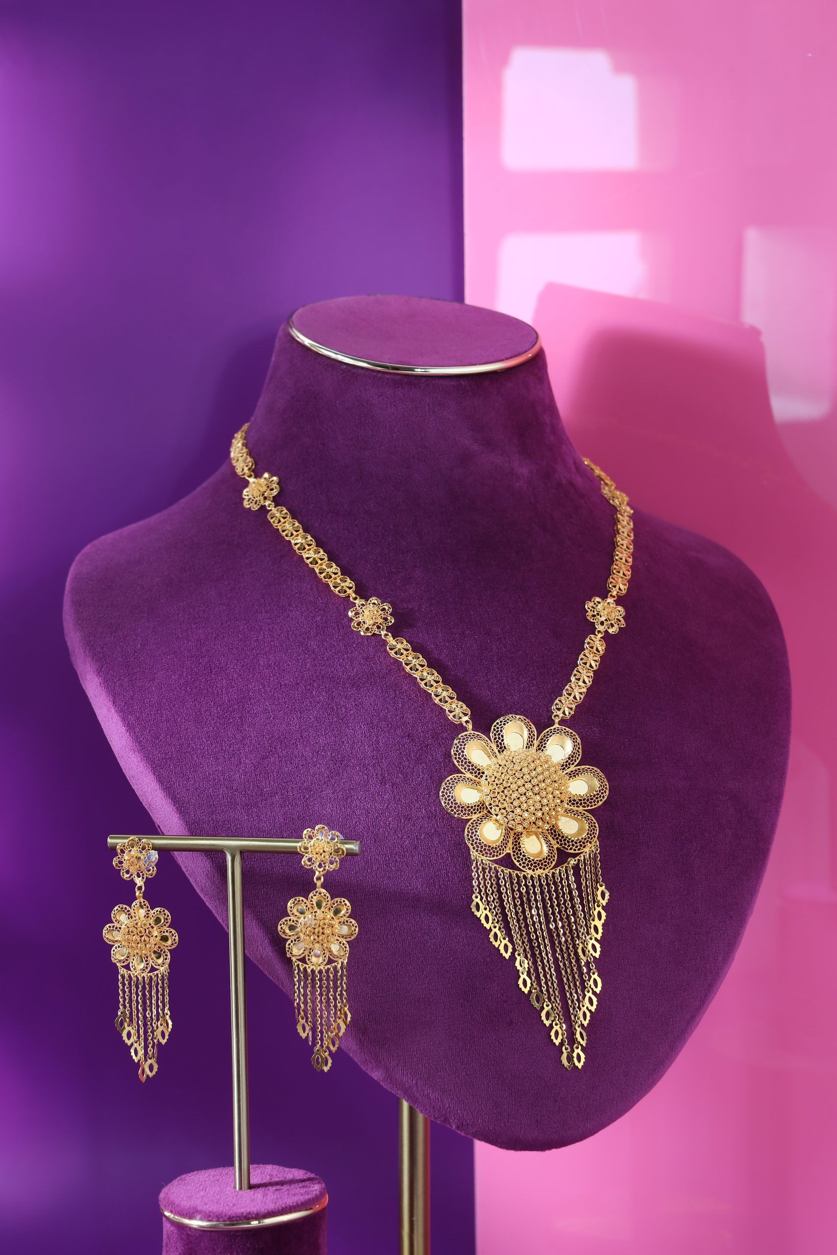 Safa Jameela Gold Haar with intricate floral motifs and golden chains.