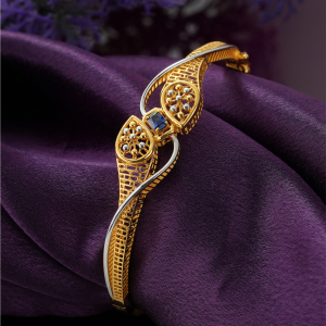 22KT gold bracelet with a blue square-cut centre stone, two teardrop bead frames and rhodium edge lines.