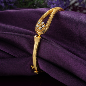 Buy 18KT gold bracelet online with a looped net band and a small flower of five white rhodium petals on a glossy slim tube.