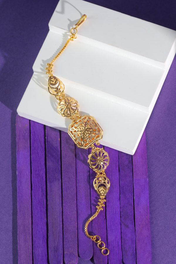 Sahar gold bracelet comprising geometric shapes and arabesque filigree pattern, depicting Arabic art style.