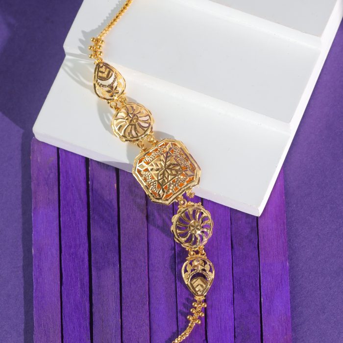 Sahar gold bracelet comprising geometric shapes and arabesque filigree pattern, depicting Arabic art style.
