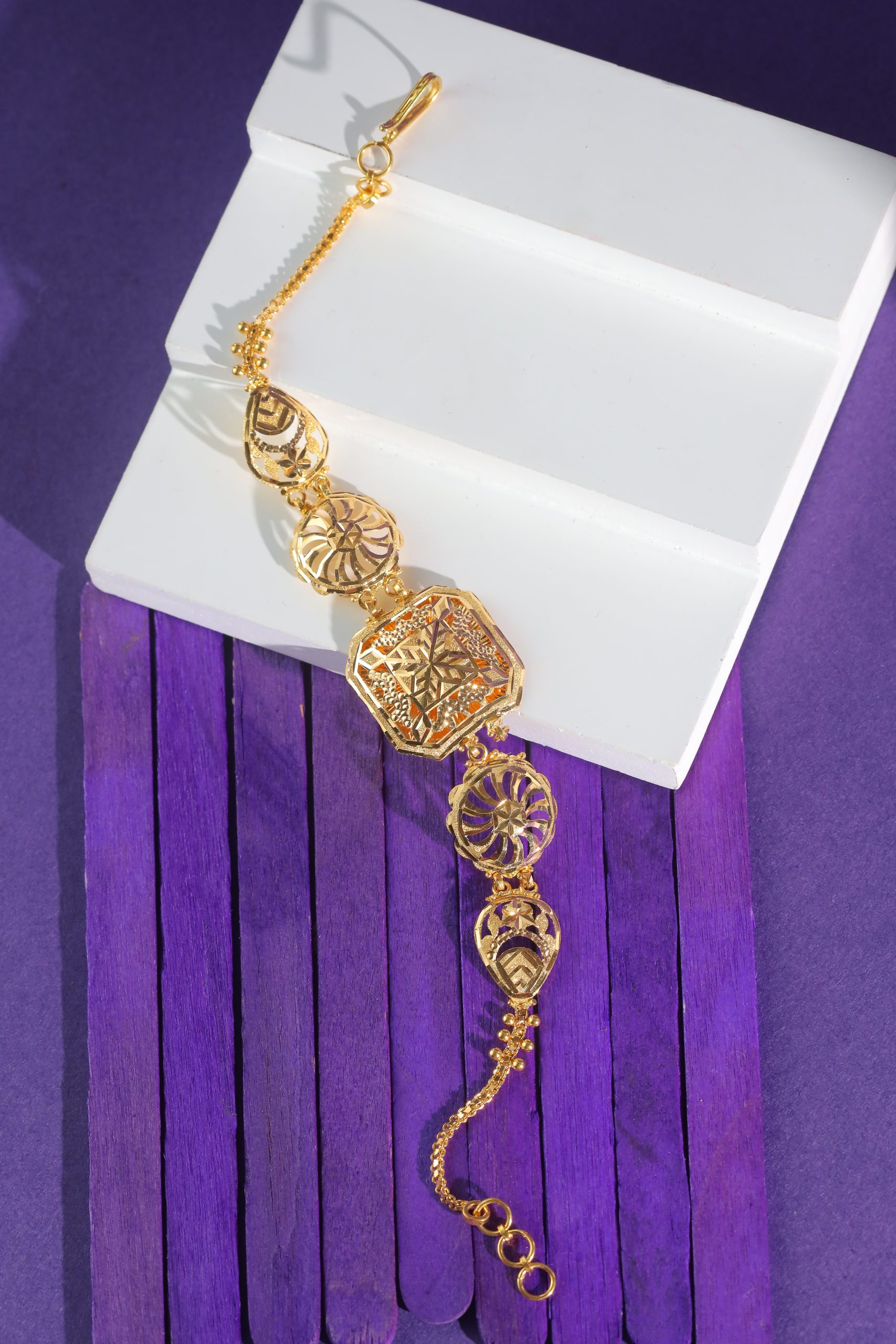 Sahar gold bracelet comprising geometric shapes and arabesque filigree pattern, depicting Arabic art style.