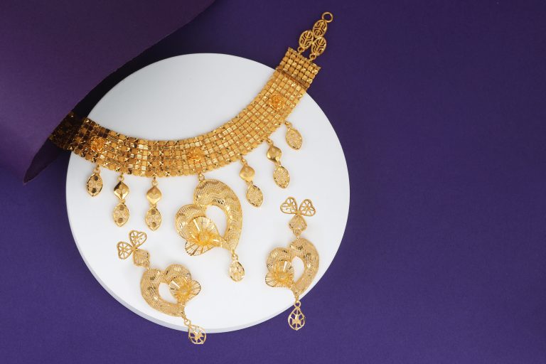 The image depicts a Kalp Altın gold choker necklace set with heart shapes and golden dangles.