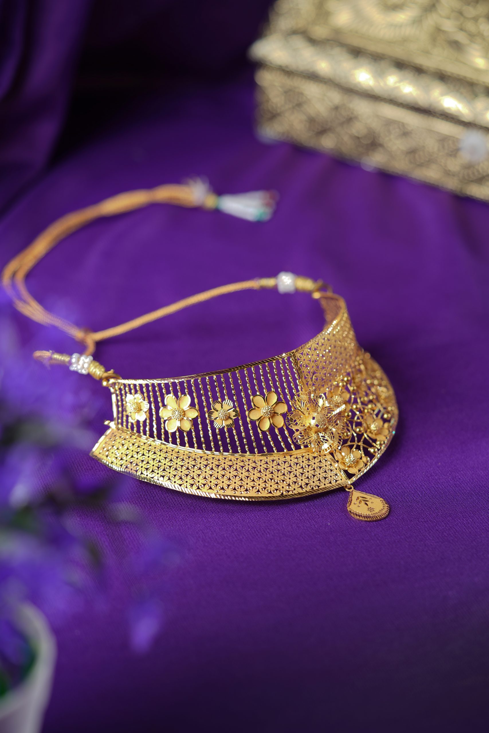 Amara Bloom - Elegant Fancy Gold Choker Necklace for Timeless Beauty