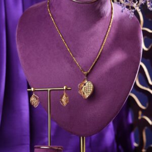 The Nova Noor Gold Pendant Set, a radiant masterpiece that redefines elegance and sophistication. Designed to embody light and individuality, “Nova Noor” is more than just jewelry—it’s a reflection of your inner brilliance. With its sleek design and impeccable craftsmanship, this pendant set seamlessly blends modern trends with timeless charm.