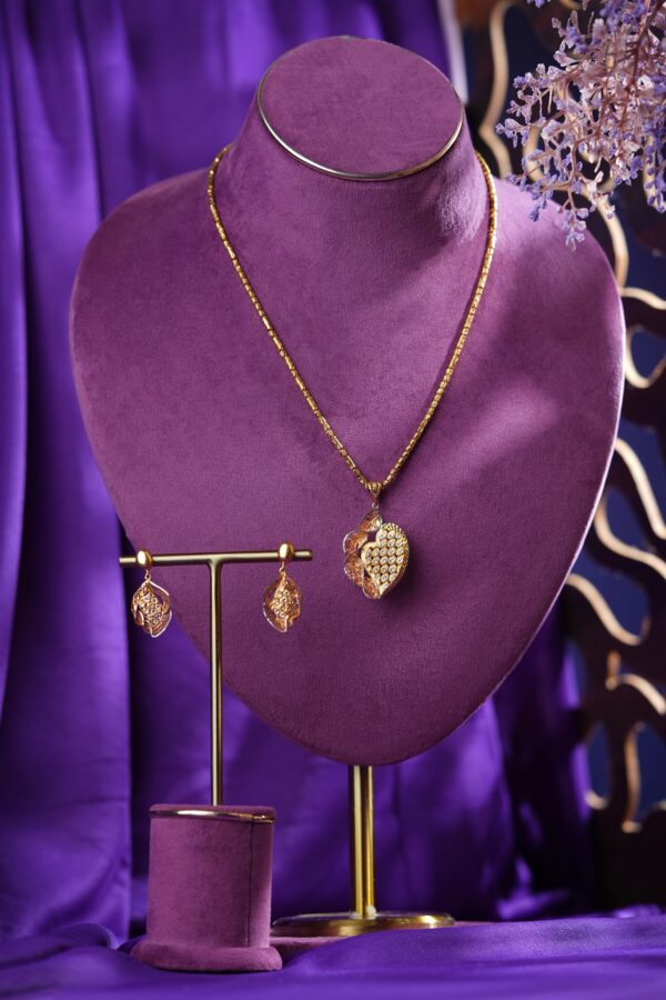 The Nova Noor Gold Pendant Set, a radiant masterpiece that redefines elegance and sophistication. Designed to embody light and individuality, “Nova Noor” is more than just jewelry—it’s a reflection of your inner brilliance. With its sleek design and impeccable craftsmanship, this pendant set seamlessly blends modern trends with timeless charm.