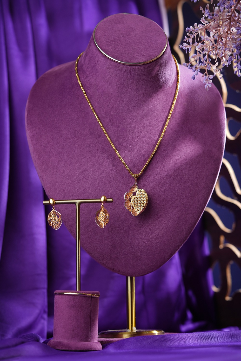 The Nova Noor Gold Pendant Set, a radiant masterpiece that redefines elegance and sophistication. Designed to embody light and individuality, “Nova Noor” is more than just jewelry—it’s a reflection of your inner brilliance. With its sleek design and impeccable craftsmanship, this pendant set seamlessly blends modern trends with timeless charm.