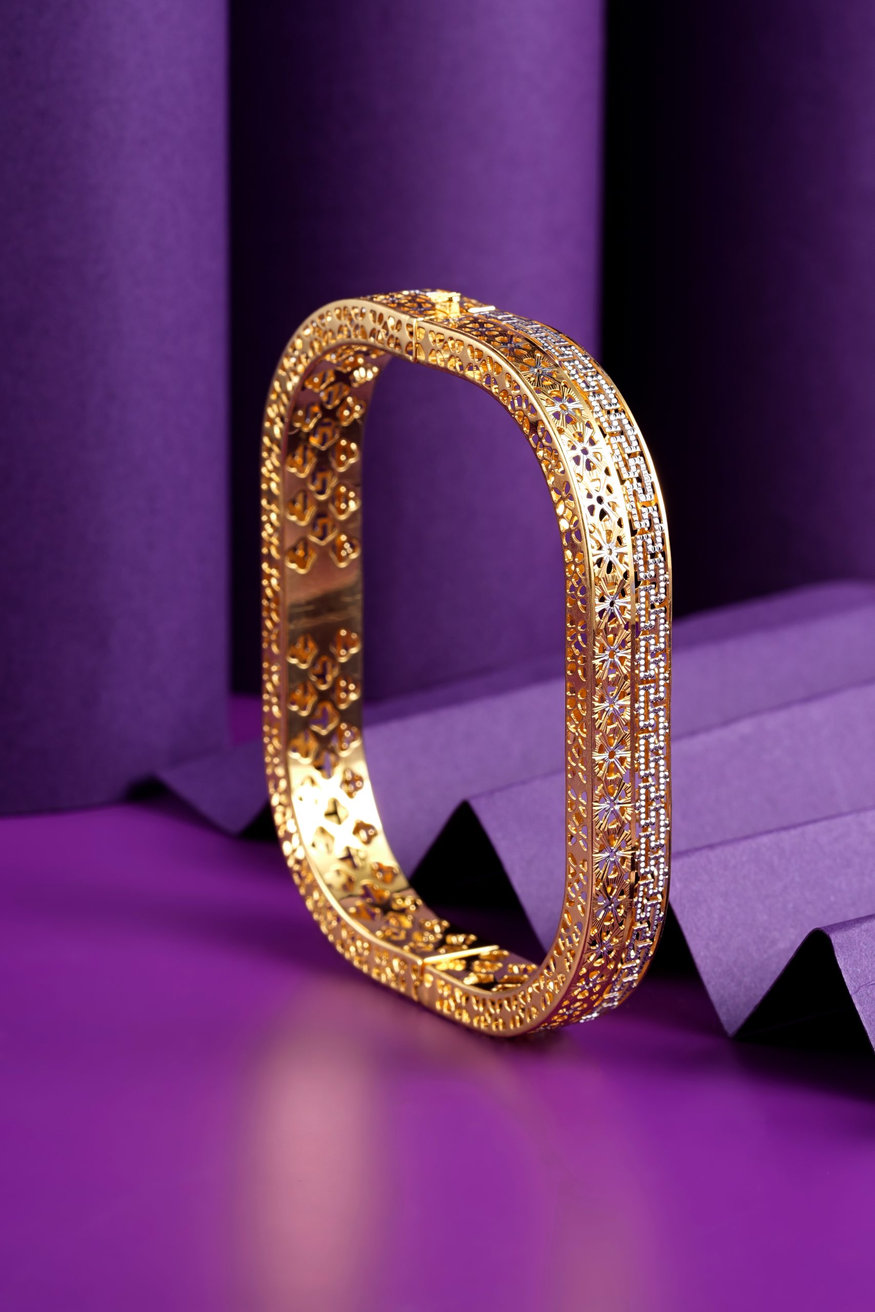 Regal Radiance Gold Bangle – Timeless Luxury for Every Occasion