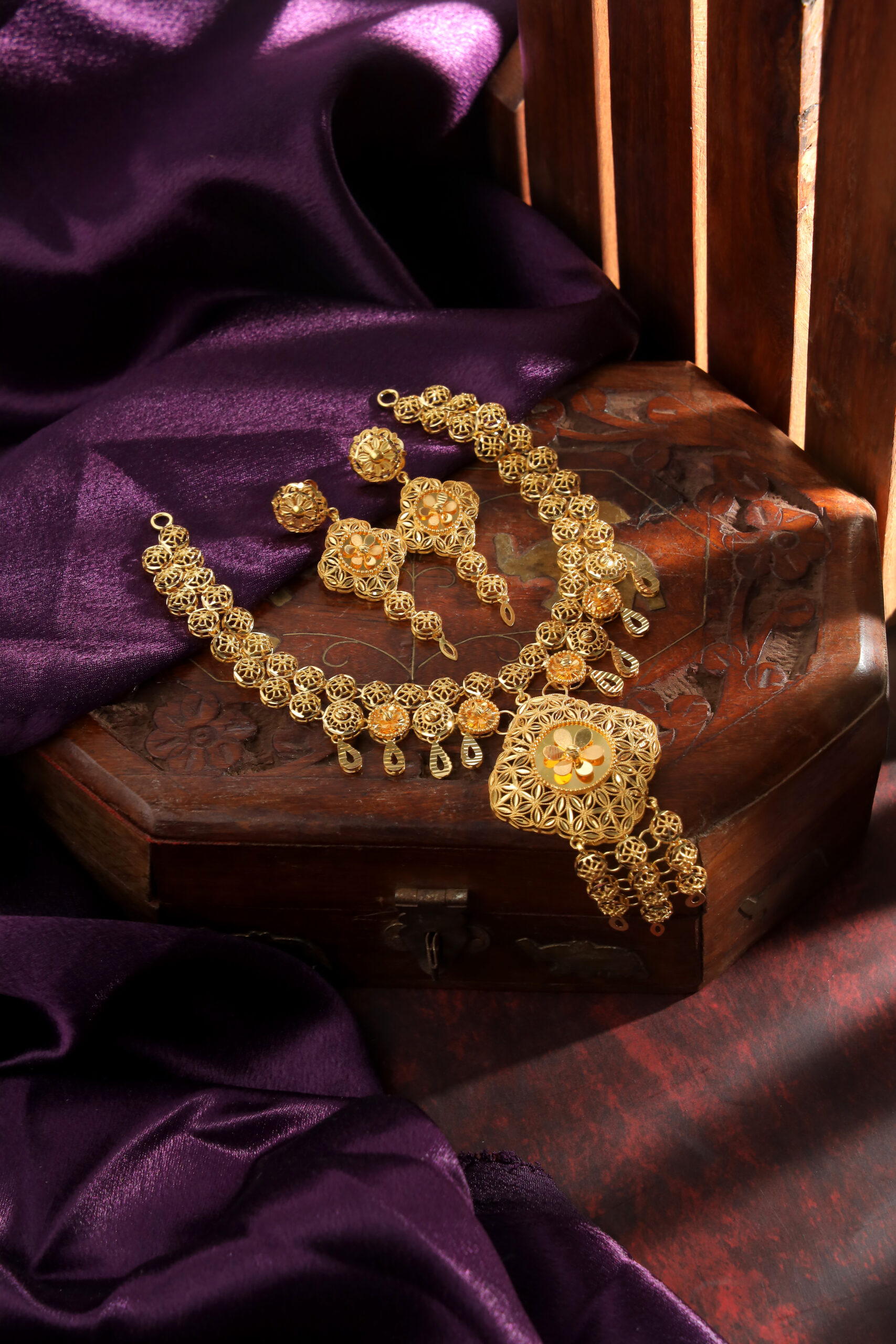 Zeenat Gulbahar Necklace Set – A Royal Symphony of Golden Grace