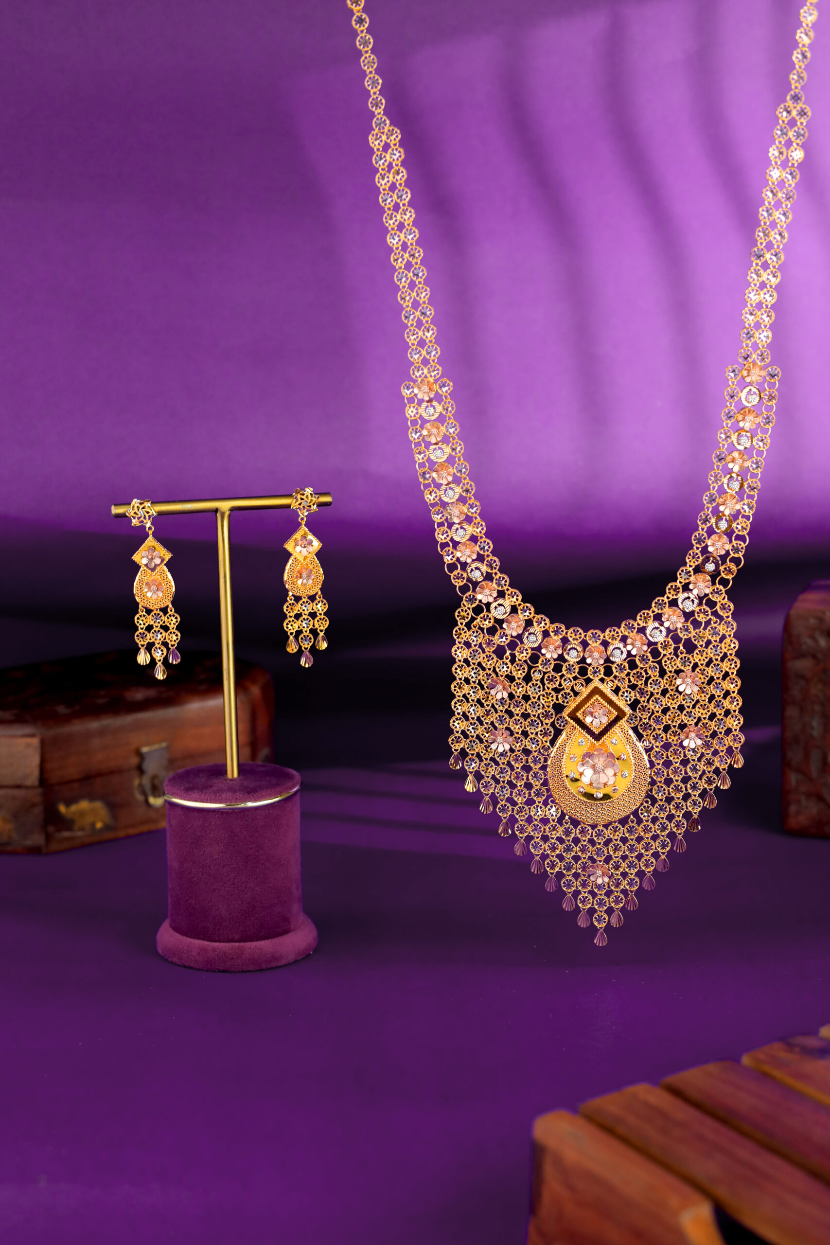 Nour Al-Layali – The Gold Necklace Set That Glows Like Moonlight