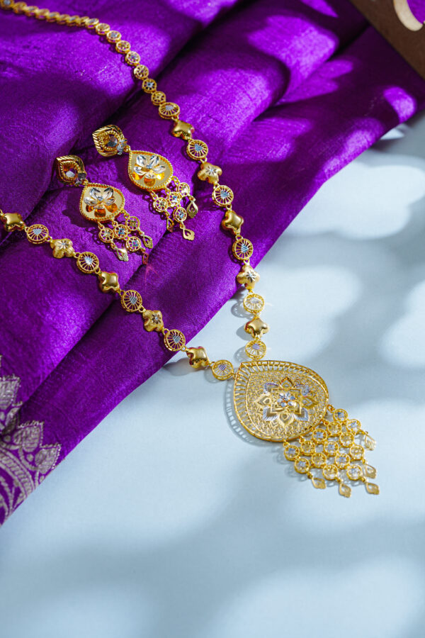 Made in 100% real gold, Aylin Turkish Raani Haarisn’t just a jewelry piece—it’s an heirloom that carries stories, dreams, and generations.