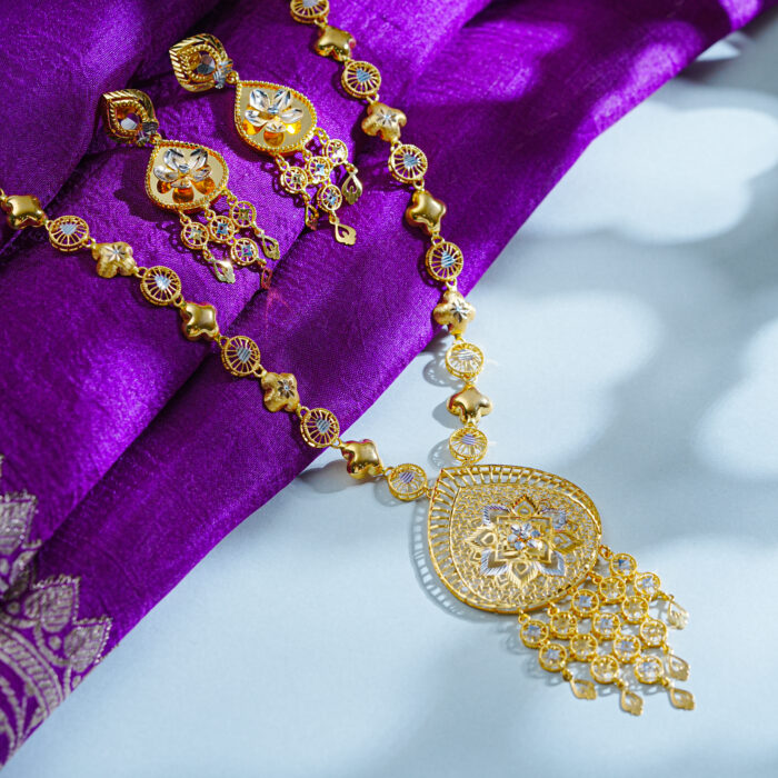Made in 100% real gold, Aylin Turkish Raani Haarisn’t just a jewelry piece—it’s an heirloom that carries stories, dreams, and generations.