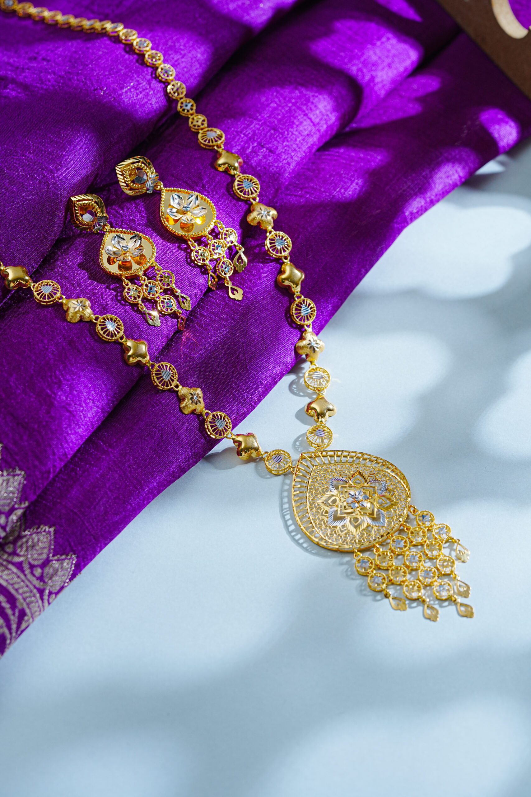 Made in 100% real gold, Aylin Turkish Raani Haarisn’t just a jewelry piece—it’s an heirloom that carries stories, dreams, and generations.