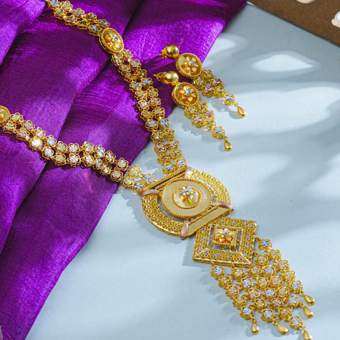 Every element of the Naureen set tells a story — of legacy, of femininity, and of enduring style. This isn’t just jewelry. This is poetry in gold.