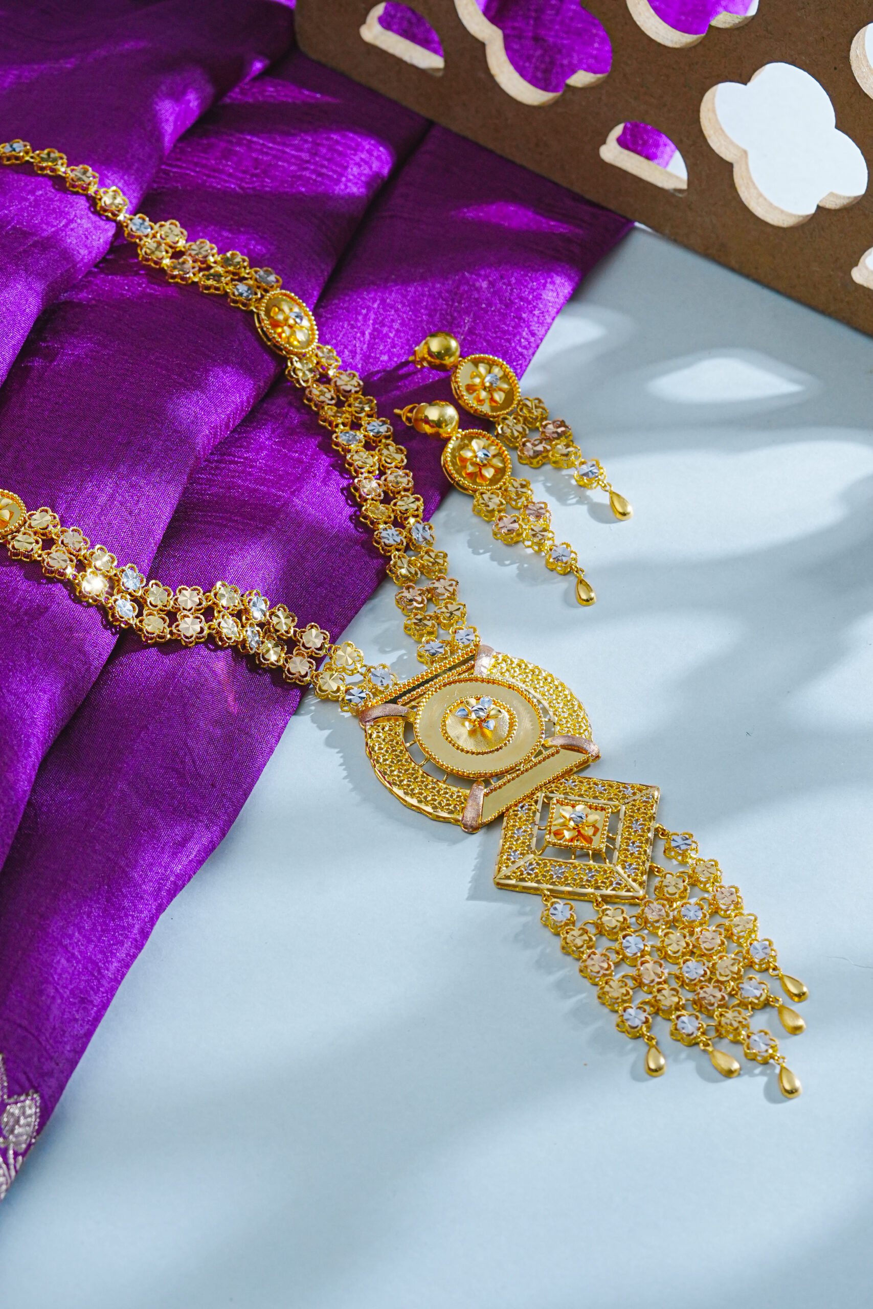 Every element of the Naureen set tells a story — of legacy, of femininity, and of enduring style. This isn’t just jewelry. This is poetry in gold.