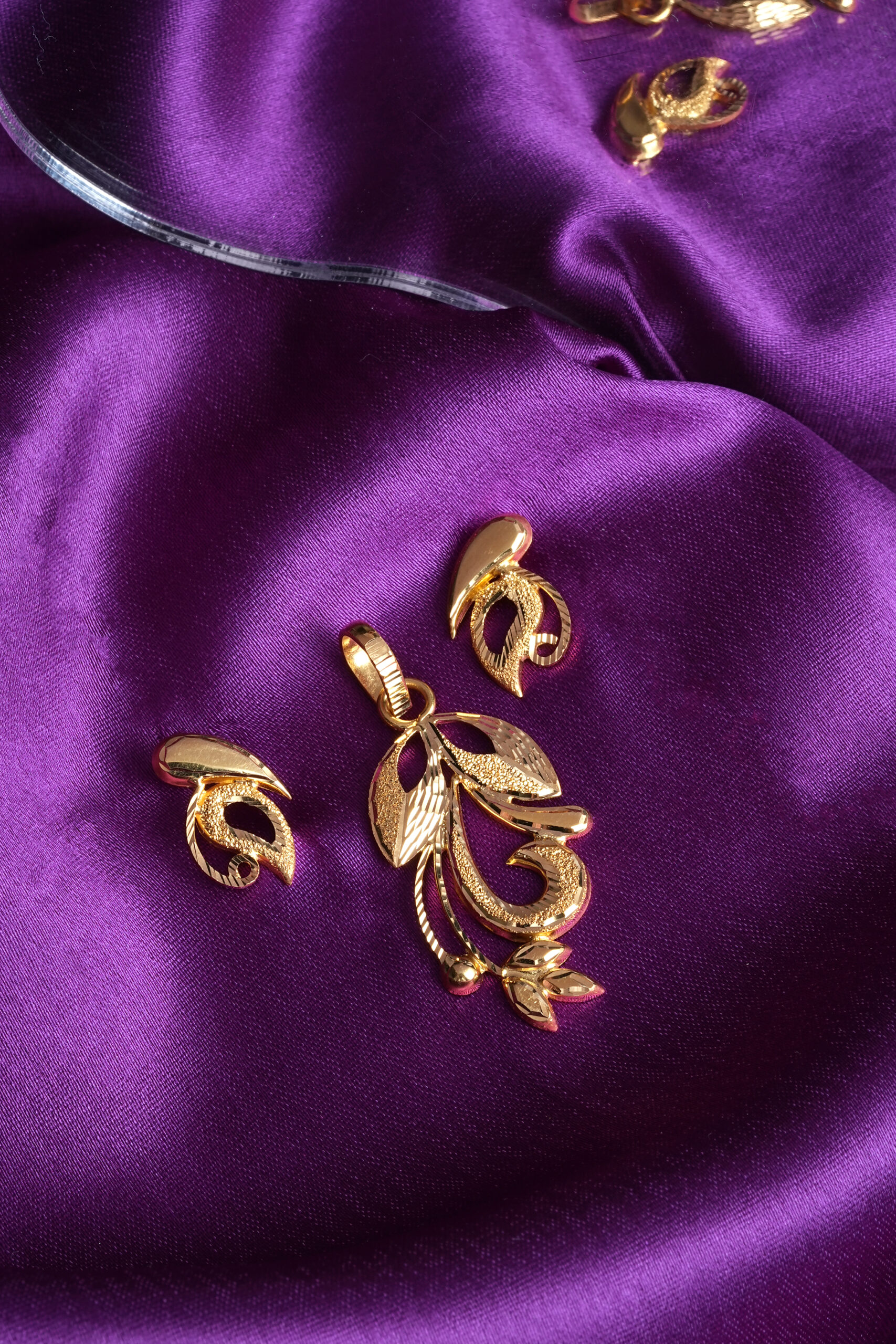 Nawal Pendant Set - That Embodies Grace and Gifting Beauty