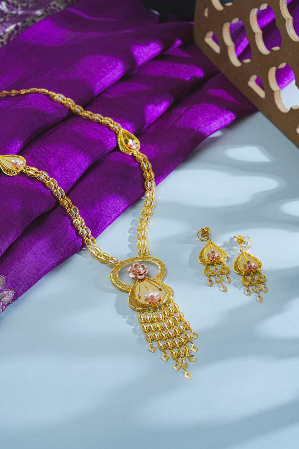 Noor-e-Gulzar – The Radiance of Petal Perfection