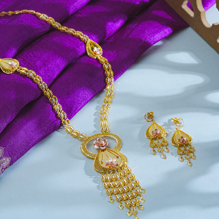 Noor-e-Gulzar – The Radiance of Petal Perfection