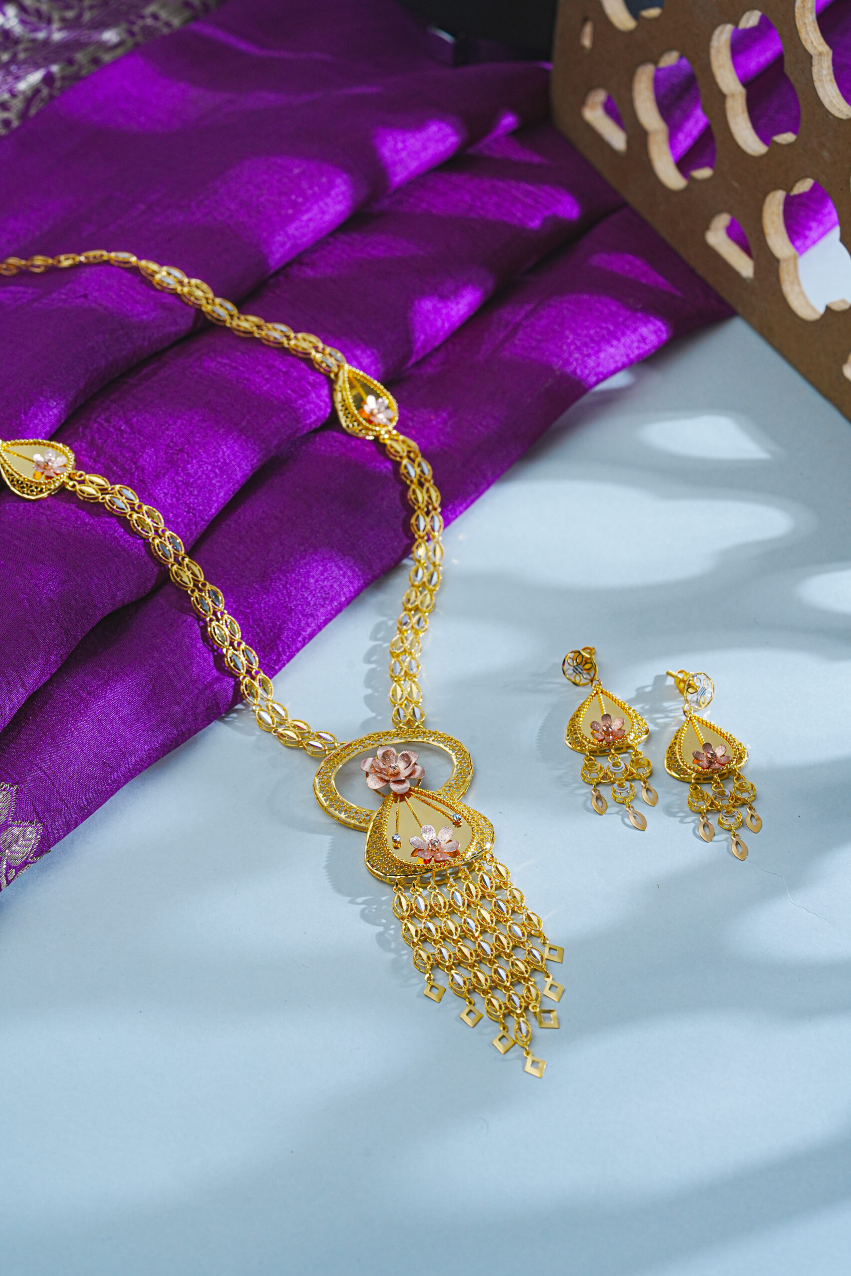 Noor-e-Gulzar – The Radiance of Petal Perfection