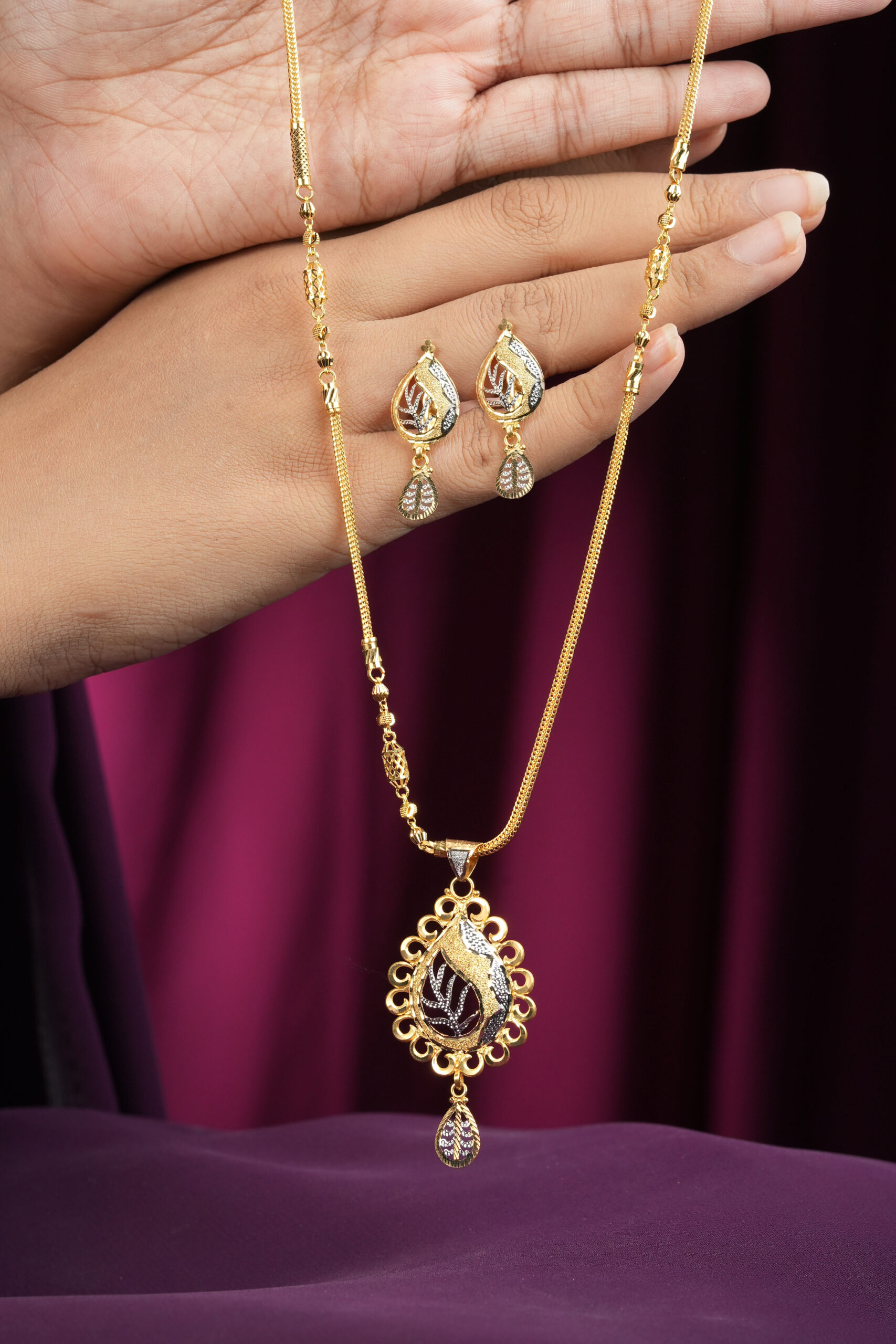 Zivara Elegance Gold Pendant Set