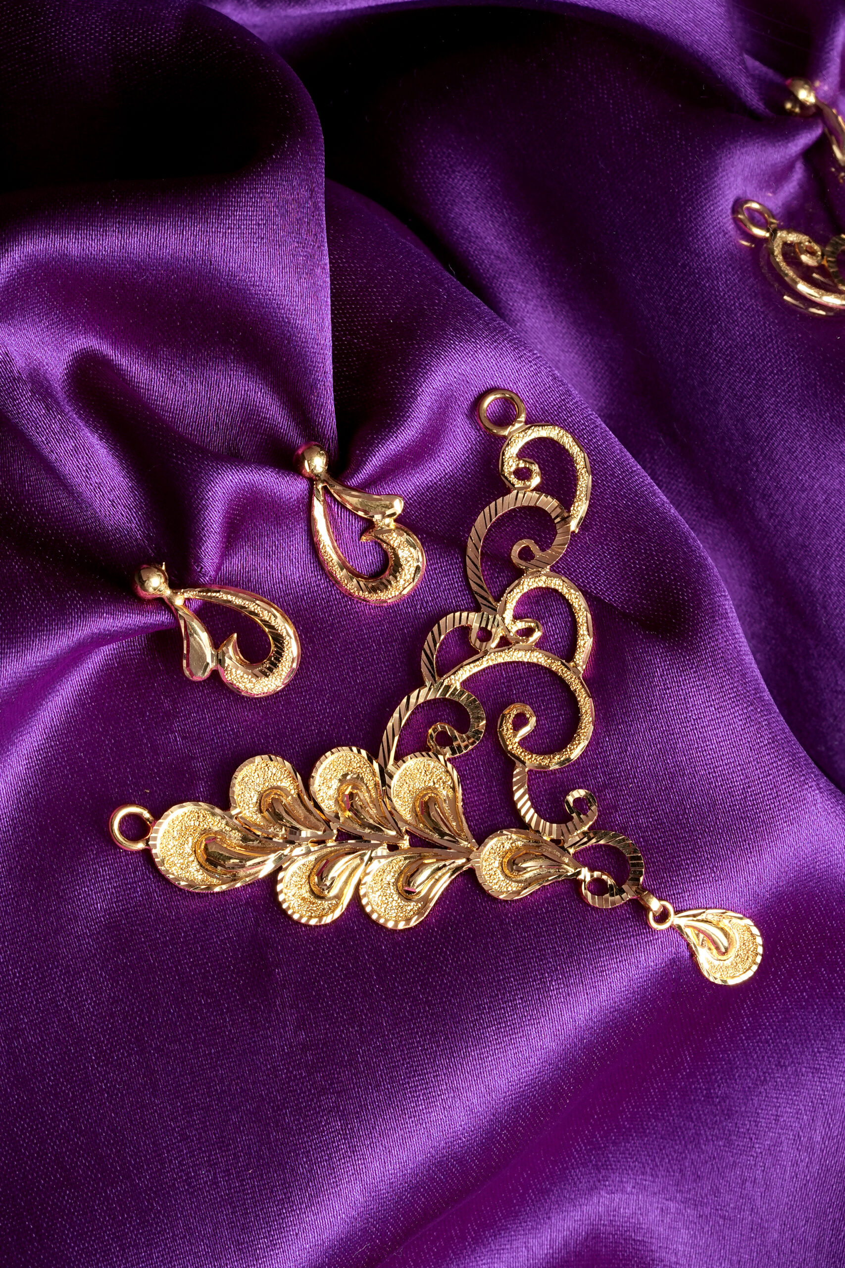 Lamees Pendant Set