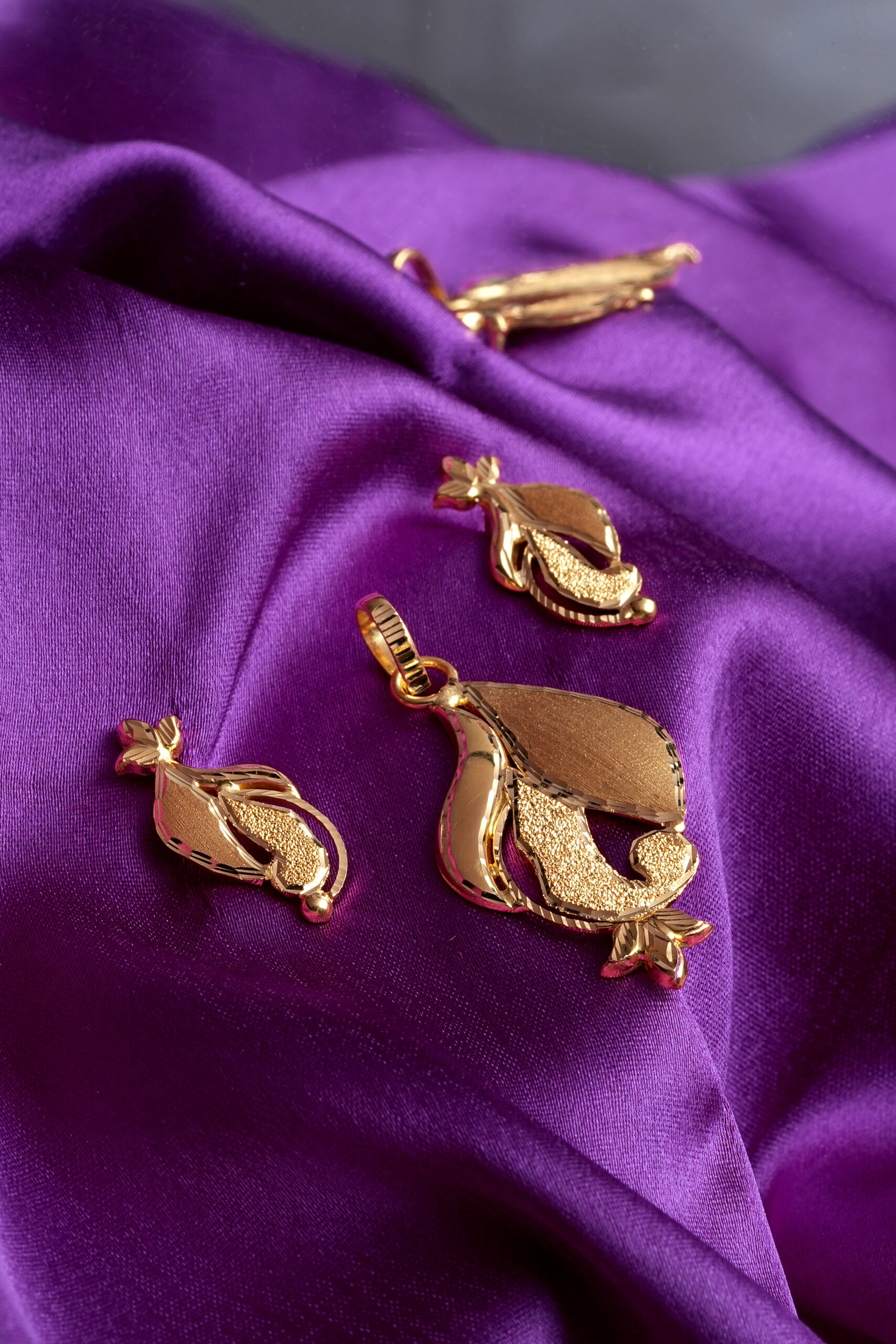 Rihana – A Pendant Set That Captures the Essence of Elegance and Fragrance