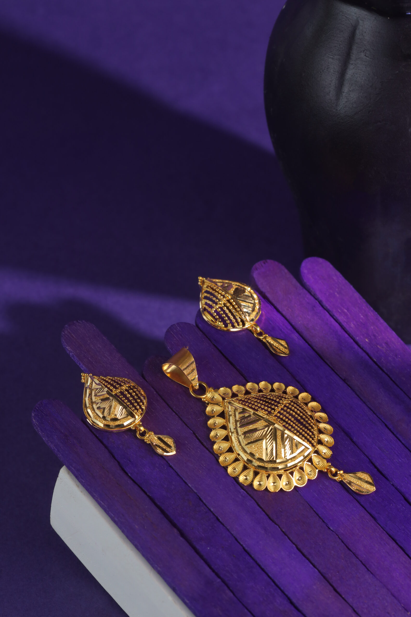 Zeenat-ul-Lail Pendant Set – Beauty in Every Drop of Night