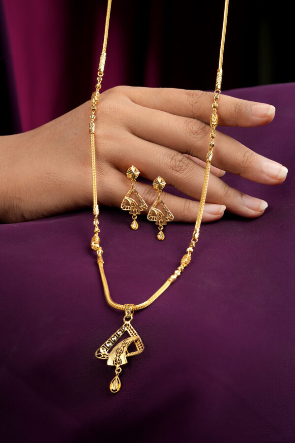 Ziyana Pendant Set – A Graceful Expression of Elegance