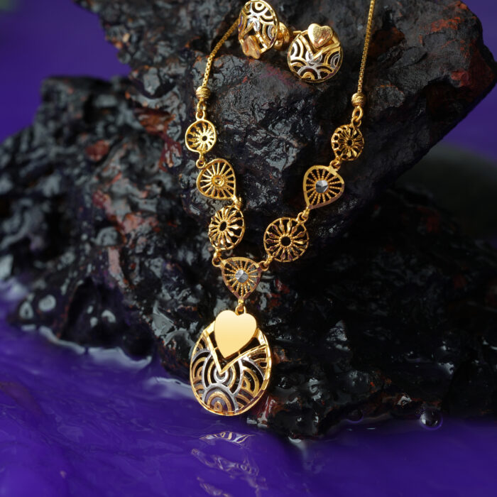 Lamea is a harmonious blend of Turkish artistry and contemporary goldwork. At its heart is an eye-catching oval pendant adorned with a smooth, polished heart symbol—representing love, purity, and elegance. Below it, an artistic swirl of delicate filigree adds texture and depth, making this piece a true celebration of design and emotion.