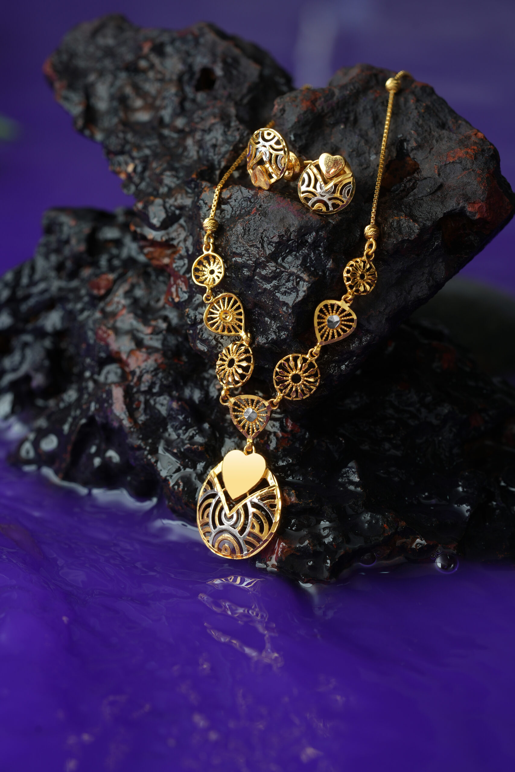 Lamea is a harmonious blend of Turkish artistry and contemporary goldwork. At its heart is an eye-catching oval pendant adorned with a smooth, polished heart symbol—representing love, purity, and elegance. Below it, an artistic swirl of delicate filigree adds texture and depth, making this piece a true celebration of design and emotion.