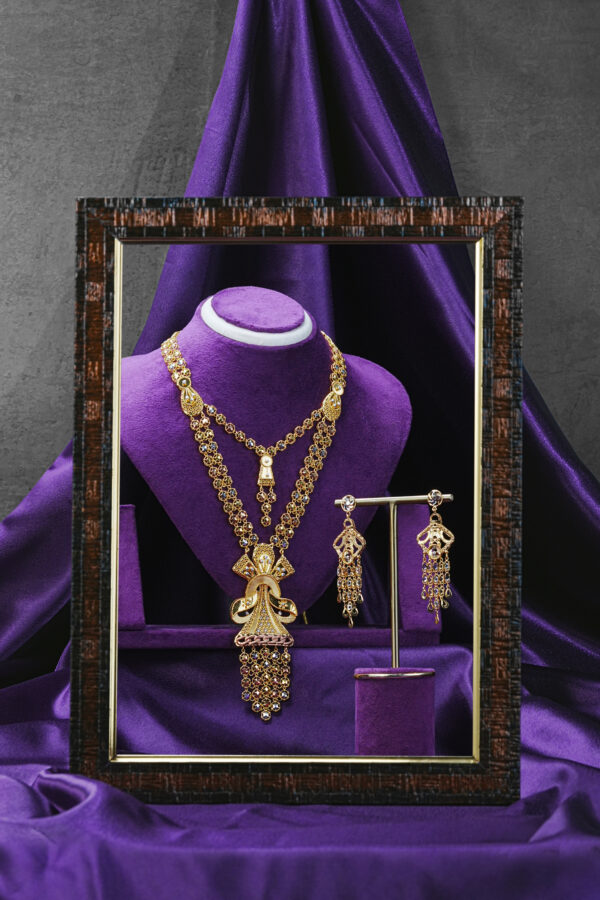 Radiating grandeur and poise, The Maheerah Set is a tribute to the strength and sophistication of women who lead with elegance. Named after the Arabic word Maheerah, this set reflects the soul of a noblewoman—strong yet graceful, bold yet refined.