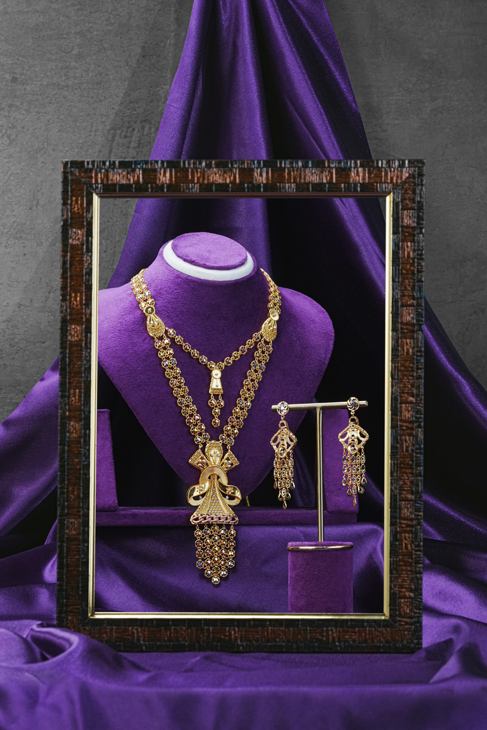 Radiating grandeur and poise, The Maheerah Set is a tribute to the strength and sophistication of women who lead with elegance. Named after the Arabic word Maheerah, this set reflects the soul of a noblewoman—strong yet graceful, bold yet refined.