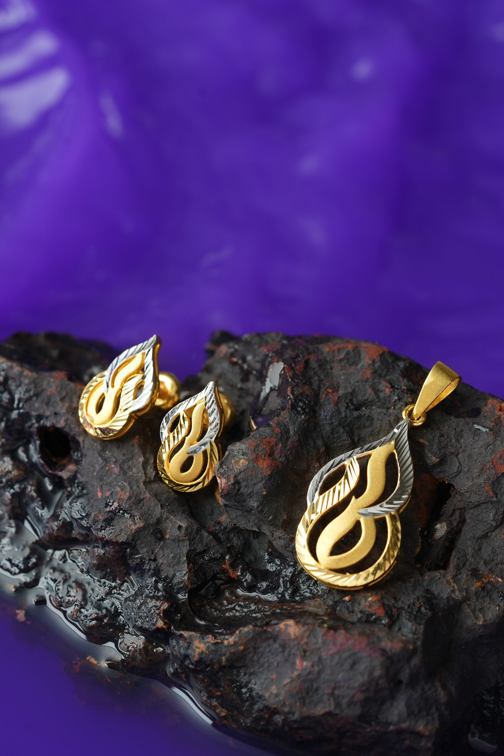Nyra – 22kt FlameTwist Pendant Set (9.590 gms) Taqwa Exclusive | Dual-Tone Heritage in Pure Gold