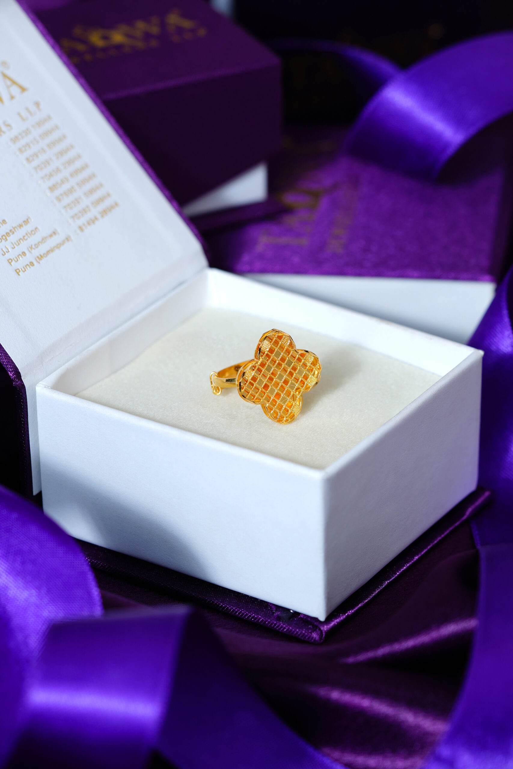 Zari Clover Ring – The Charm of Heritage in Every Curve