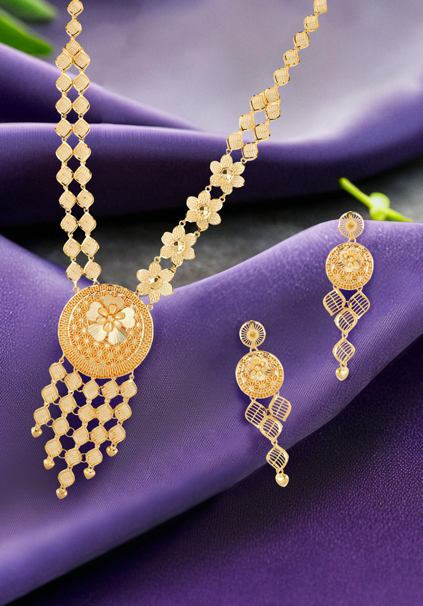 The Zarqa Circle design is an embodiment of completeness and harmony. Its circular centerpiece symbolizes unity, wholeness, and cycles of life—a perfect sentiment for commemorating life’s milestones.