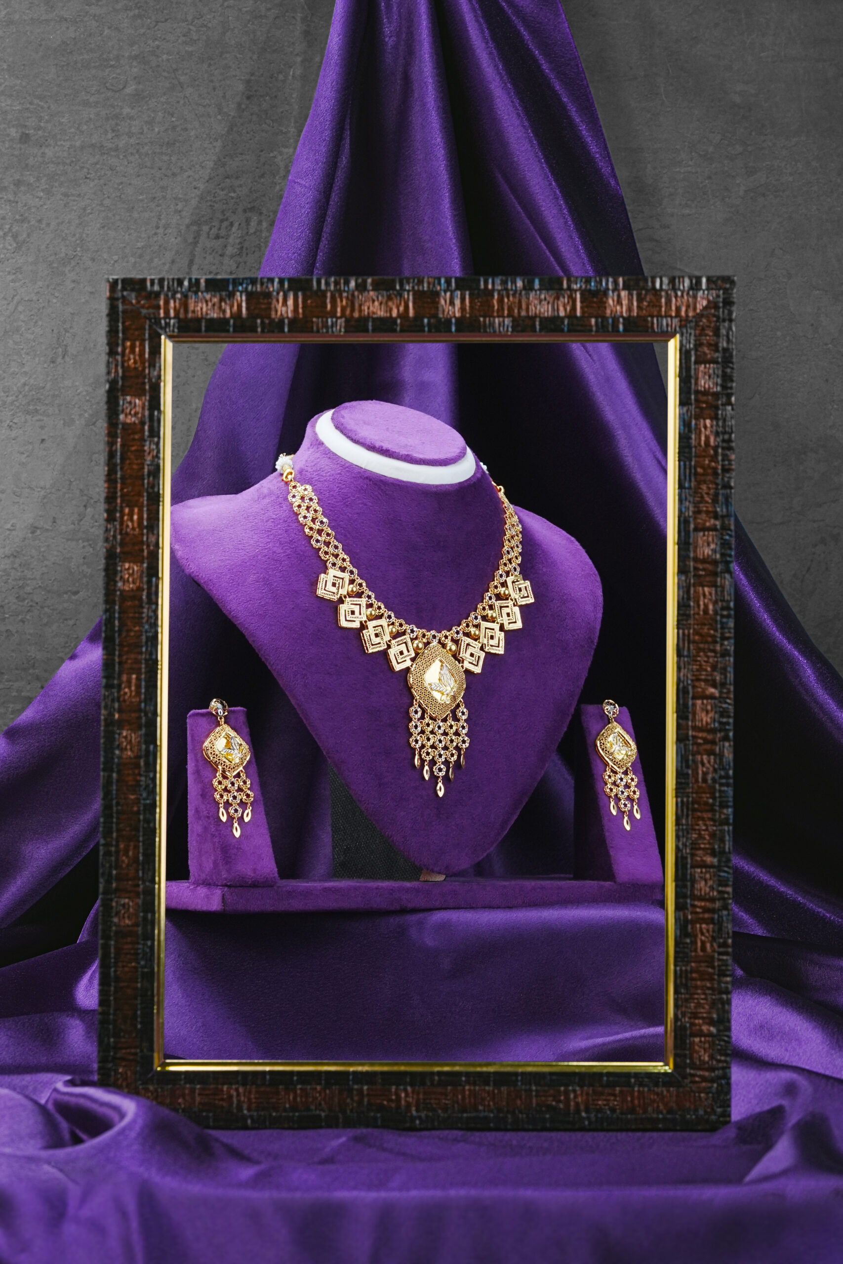 Zeenat Regal Gold Necklace Set An Emblem of Elegance, A Jewel of Royalty
