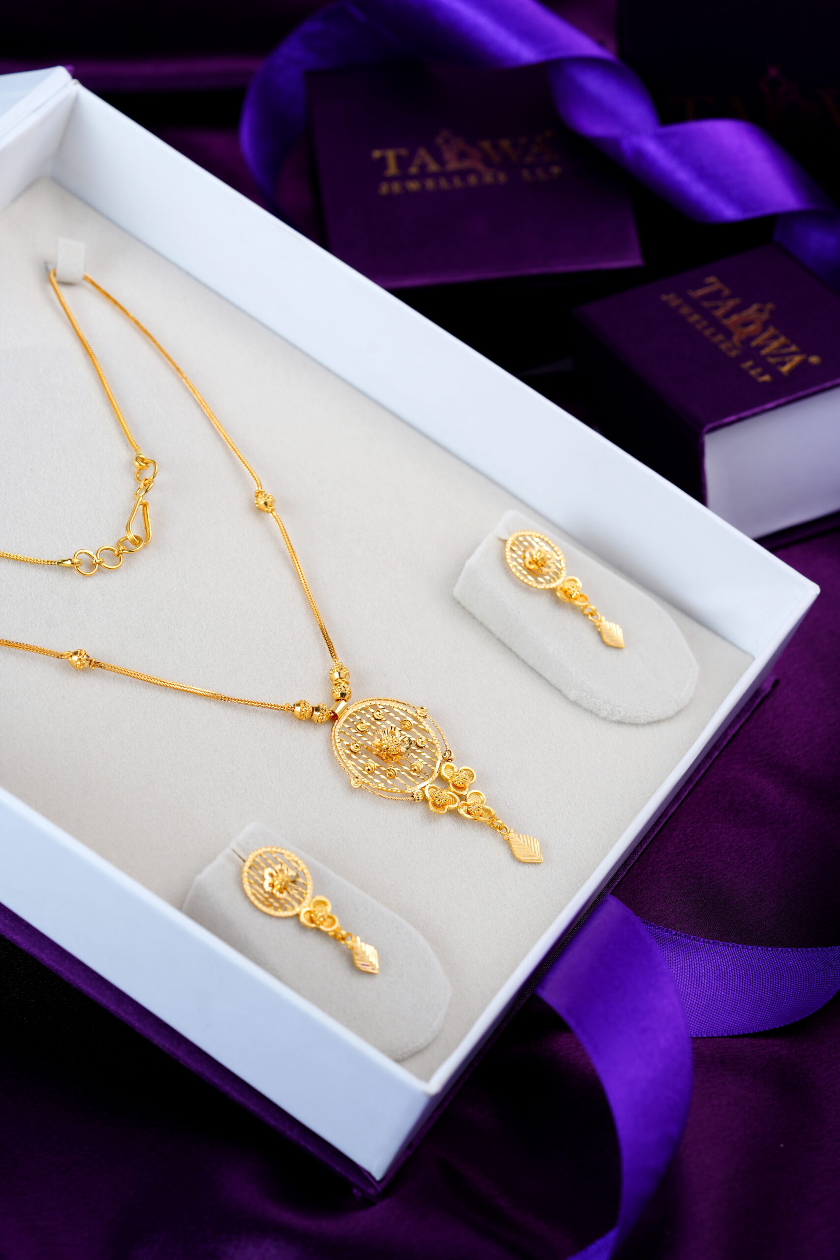 Zunaira Gold Necklace Set